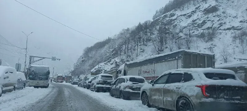Грузия открыла границу с Россией после снегопада. Автомобили неделю стояли в пробке