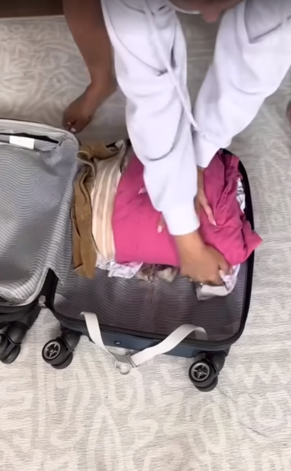 Девушка куколка высвободилась из чемодана