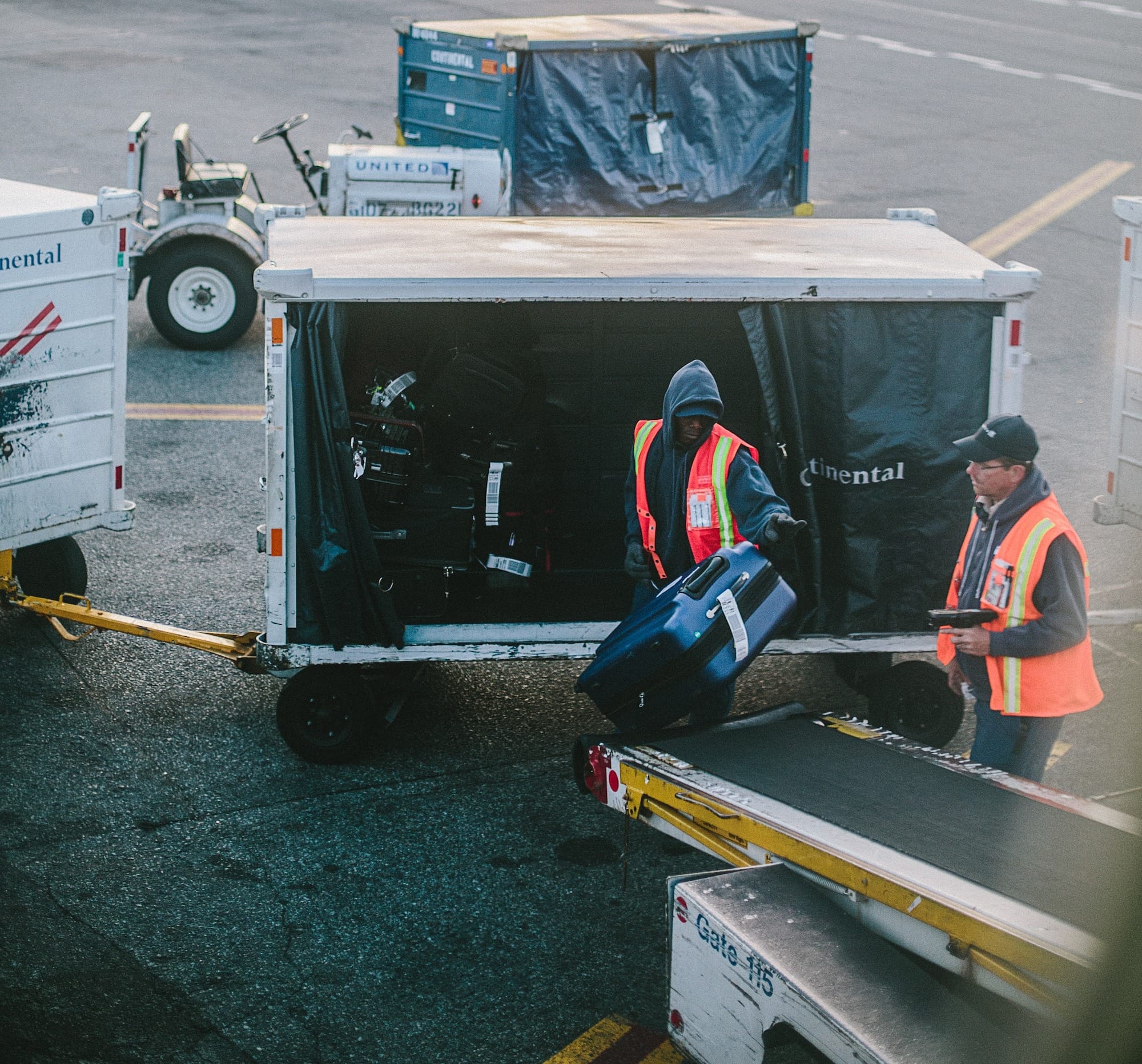 Эти лайфхаки спасут ваш багаж при перелете! 2 важных совета от бортпроводника, которые помогут не остаться без чемодана