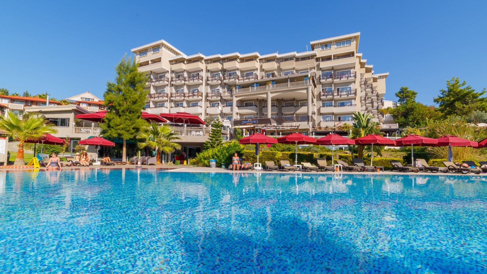 «Люди ездят сюда годами». Пятизвездочный отель в Турции притягивает туристов: что в нем особенного?