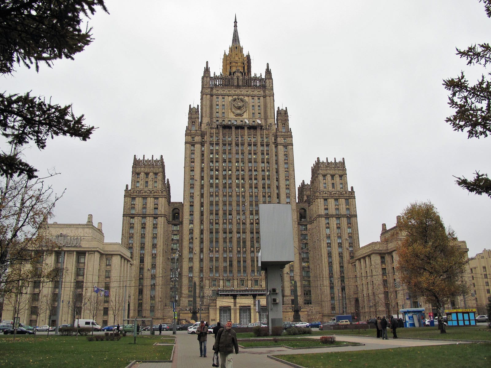 МИД России опроверг информацию о планах приостановить оказание консульских услуг за рубежом