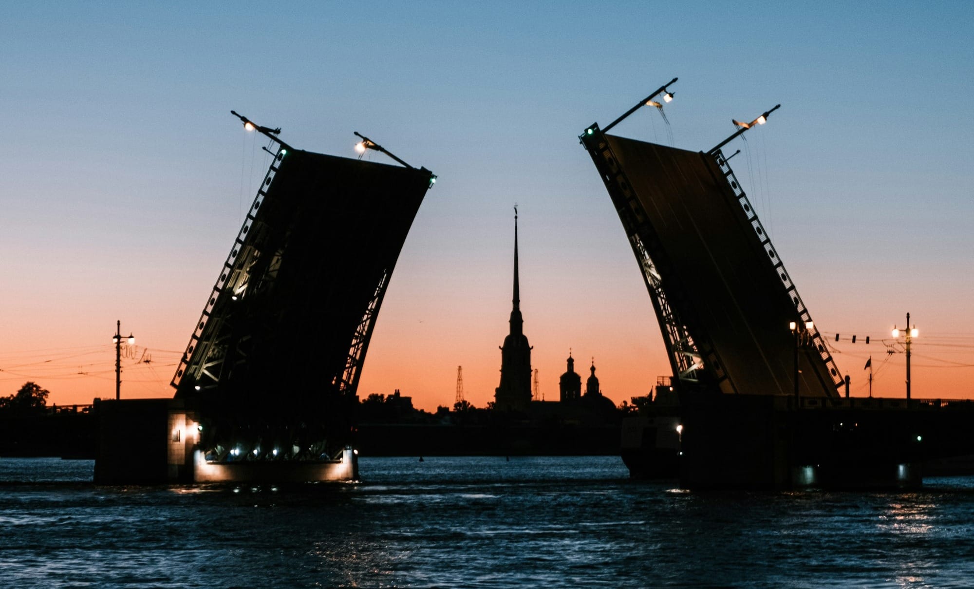 В Санкт-Петербурге начинается сезон разводки мостов: какие мосты разводят, в какое время и по каким дням