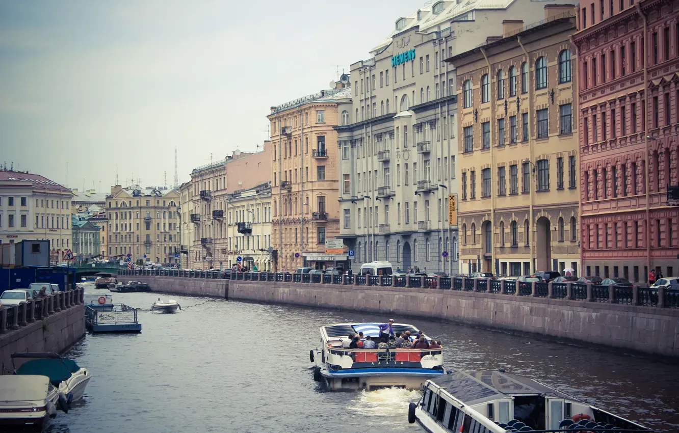 Реки и каналы Петербурга открыли для движения судов
