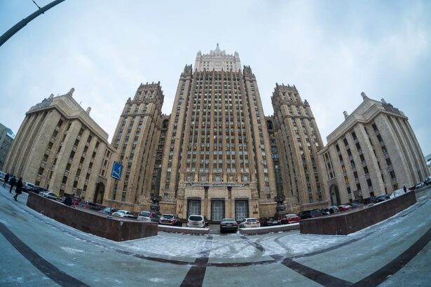 МИД РФ посоветовал россиянам взвешивать риски перед поездкой за рубеж