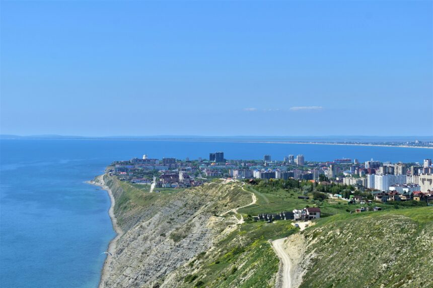 На пляжах Анапы осталось мало песка из-за уборки мазута