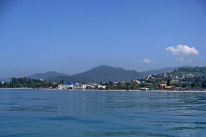 Где отдохнуть на море летом многодетным семьям из России: направления и цены