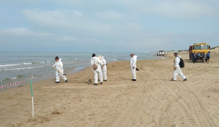 Побережье Анапы могут очистить от мазута до конца июня