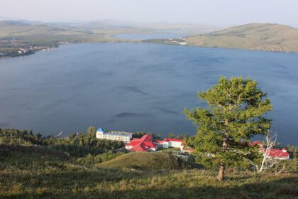 Эксперты назвали бюджетные направления внутри России для летнего отдыха у озера