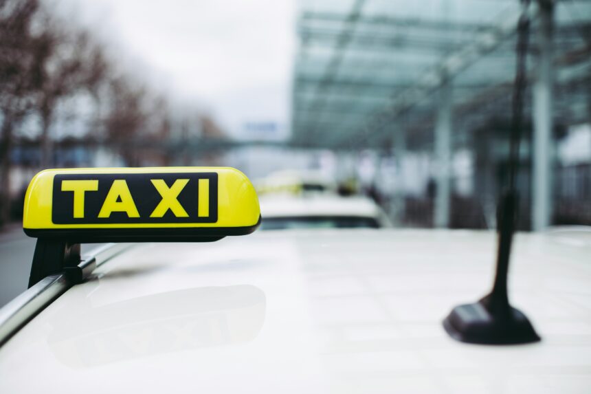 В Подмосковье ввели штрафы за навязывание такси в аэропортах