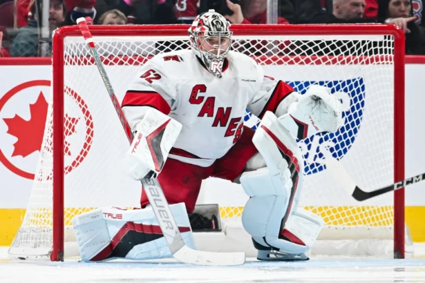 Российский вратарь «Каролины» Кочетков признан третьей звездой игрового дня в НХЛ