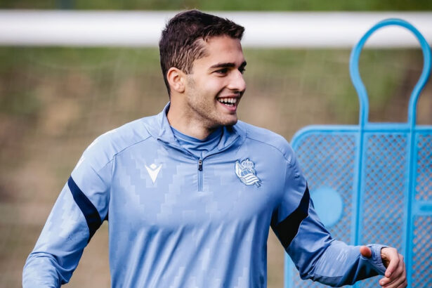 «ПСЖ» может подписать Захаряна. Парижане рассматривают российского хавбека в качестве запасного варианта