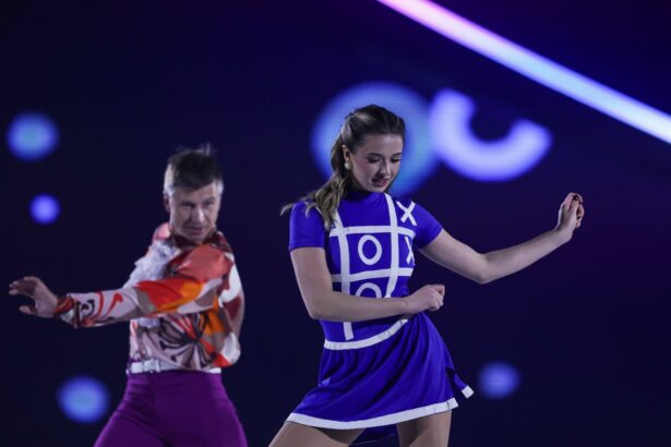 Камила Валиева вернулась на лед после дисквалификации — зал встретил фигуристку овациями