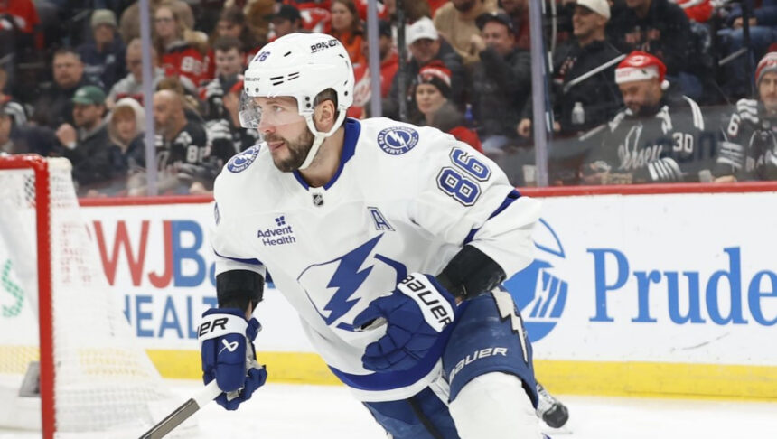 Кучеров вышел на 4-е место по очкам в НХЛ среди россиян (1034), опередив Могильного. До Федорова – 145 баллов