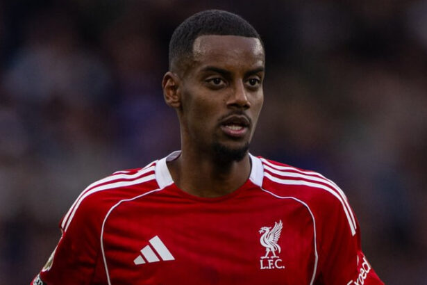 У Исака подозрение на перелом ноги. Форвард «Ливерпуля» может пропустить несколько месяцев