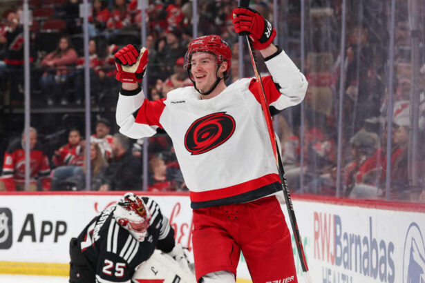 Хет-трик Свечникова принес «Каролине» уверенную победу над «Нью-Джерси»