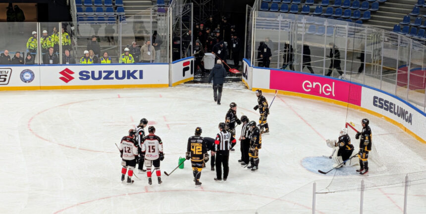Тестовый матч на хоккейной арене Олимпиады в Италии остановили из-за дыры во льду Тестовый матч на хоккейной арене Олимпиады в Италии остановили из-за дыры во льду