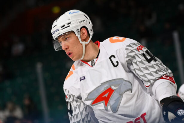 Дамир Шарипзянов стал первым защитником в истории КХЛ, сделавшим два хет-трика в лиге