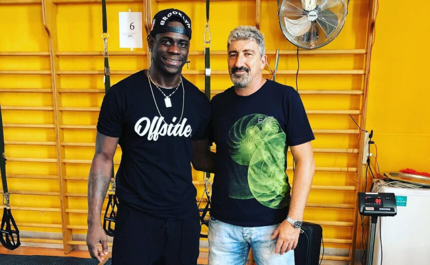 Балотелли подвергся расистским оскорблениям во 2-й лиге ОАЭ: «Мне ухали и говорили: «Поешь бананов» Балотелли подвергся расистским оскорблениям во 2-й лиге ОАЭ: «Мне ухали и говорили: «Поешь бананов»