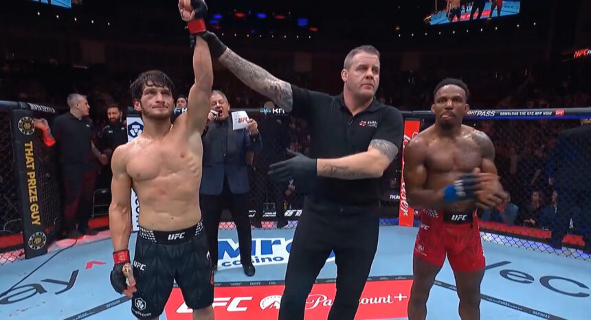 Евлоев победил Мерфи в главном бою турнира UFC в Лондоне, нанеся британцу первое поражение в карьере Евлоев победил Мерфи в главном бою турнира UFC в Лондоне, нанеся британцу первое поражение в карьере