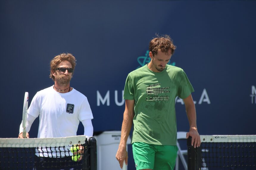 Медведев потерпел крупнейшее поражение в карьере на «Мастерсе» в Монте-Карло Медведев потерпел крупнейшее поражение в карьере на «Мастерсе» в Монте-Карло